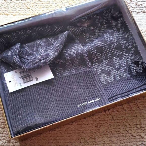 Michael Kors hat and scarf in a gift box - Picture 1 of 5